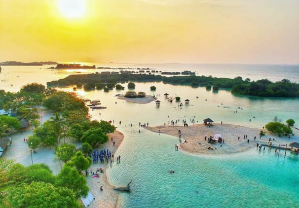 10 Pantai Dekat Jakarta yang Wajib Masuk List Libur Lebaranmu