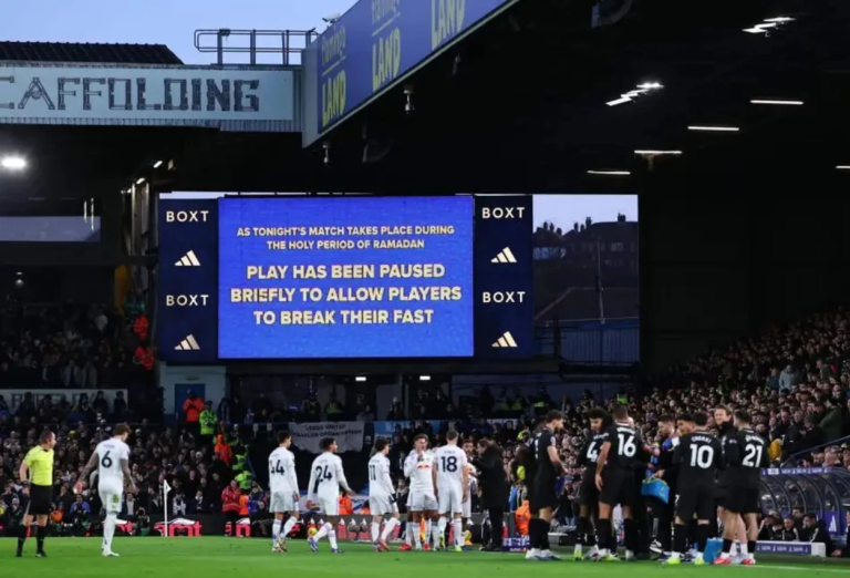 Bela Man City, Pep Guardiola Kecewa Timnya Dicemooh saat Buka Puasa di Tengah Laga