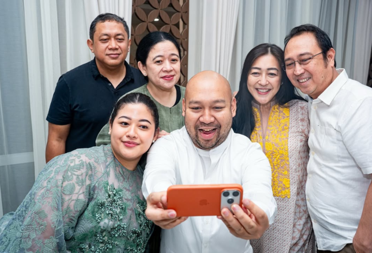 Didit berfoto bersama Puan dan keluarga