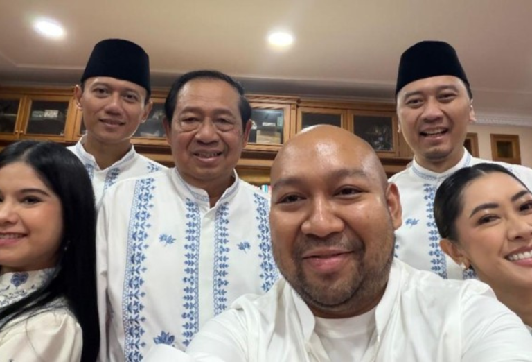 Momen Didit berfoto bersama keluarga SBY