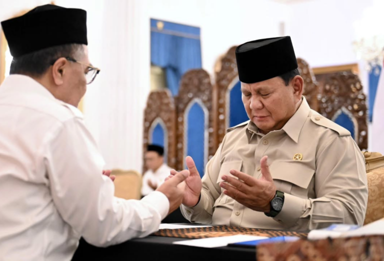 Prabowo Bersama Jajaran Menteri Bayar Zakat di Istana