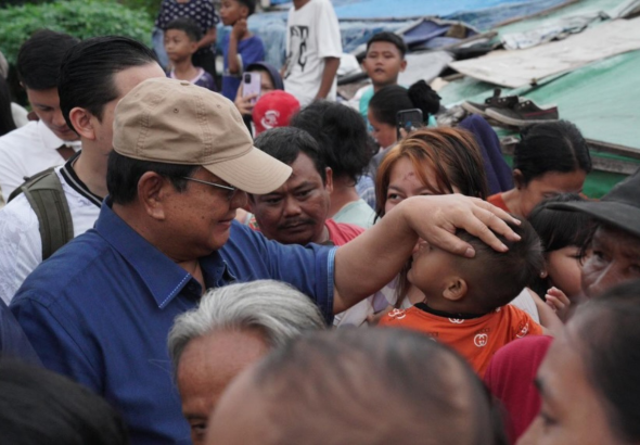 Prabowo Blusukan ke Pinggir Rel Pasar Senen, Janji Bangun Permukiman yang Layak