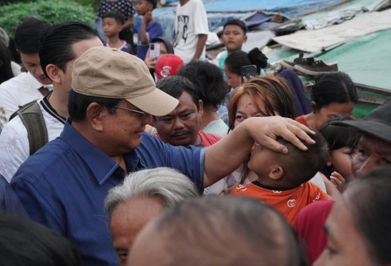 Prabowo Blusukan ke Pinggir Rel Pasar Senen, Janji Bangun Permukiman yang Layak