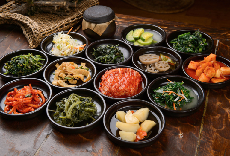 Apa Itu Banchan? Mengenal Lauk Pendamping Khas Korea yang Selalu Hadir di Meja Makan