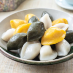 Fakta Menarik Songpyeon, Kue Khas Korea yang Dikukus dengan Daun Pinus