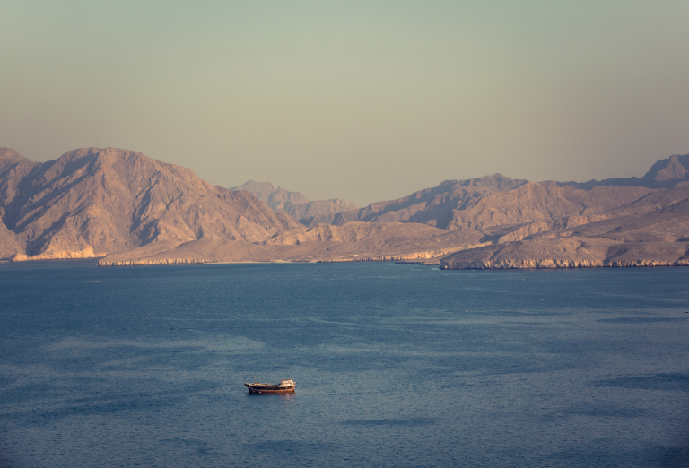 Harga Minyak Dunia Anjlok 11% Usai Iran Buka Selat Hormuz