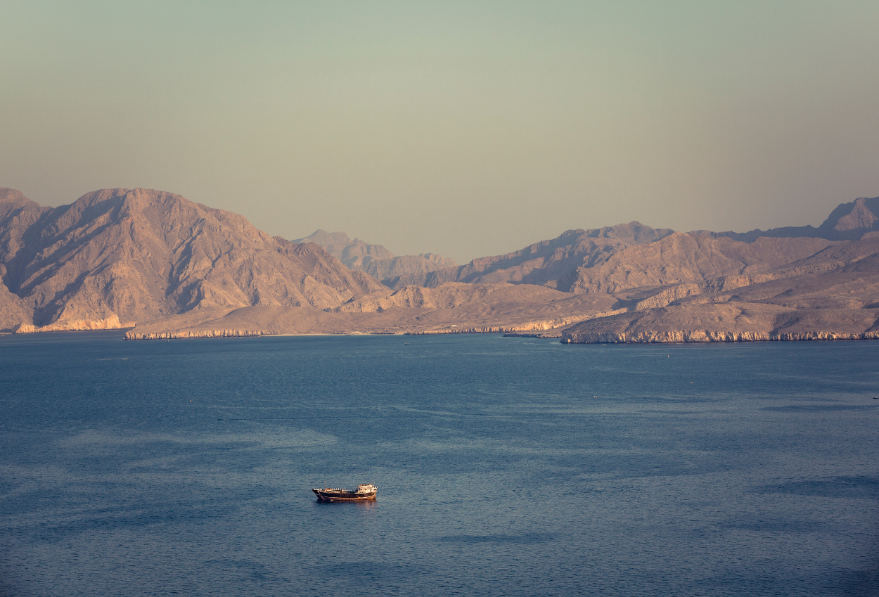 Harga Minyak Dunia Anjlok 11% Usai Iran Buka Selat Hormuz