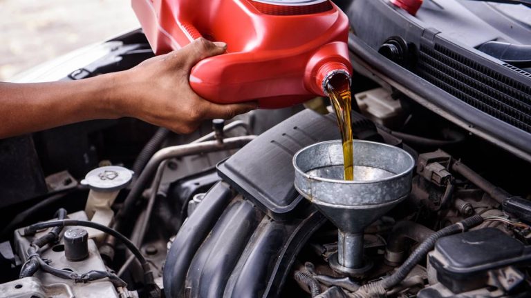 Kapan Harus Ganti Oli Mobil? Simak Jarak Tempuh Idealnya