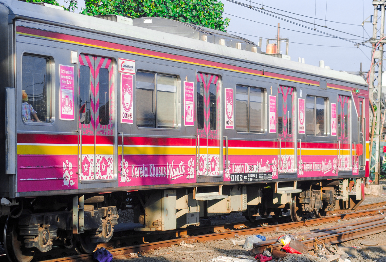 Ini Alasan Gerbong Wanita Ada di Bagian Depan dan Belakang Kereta