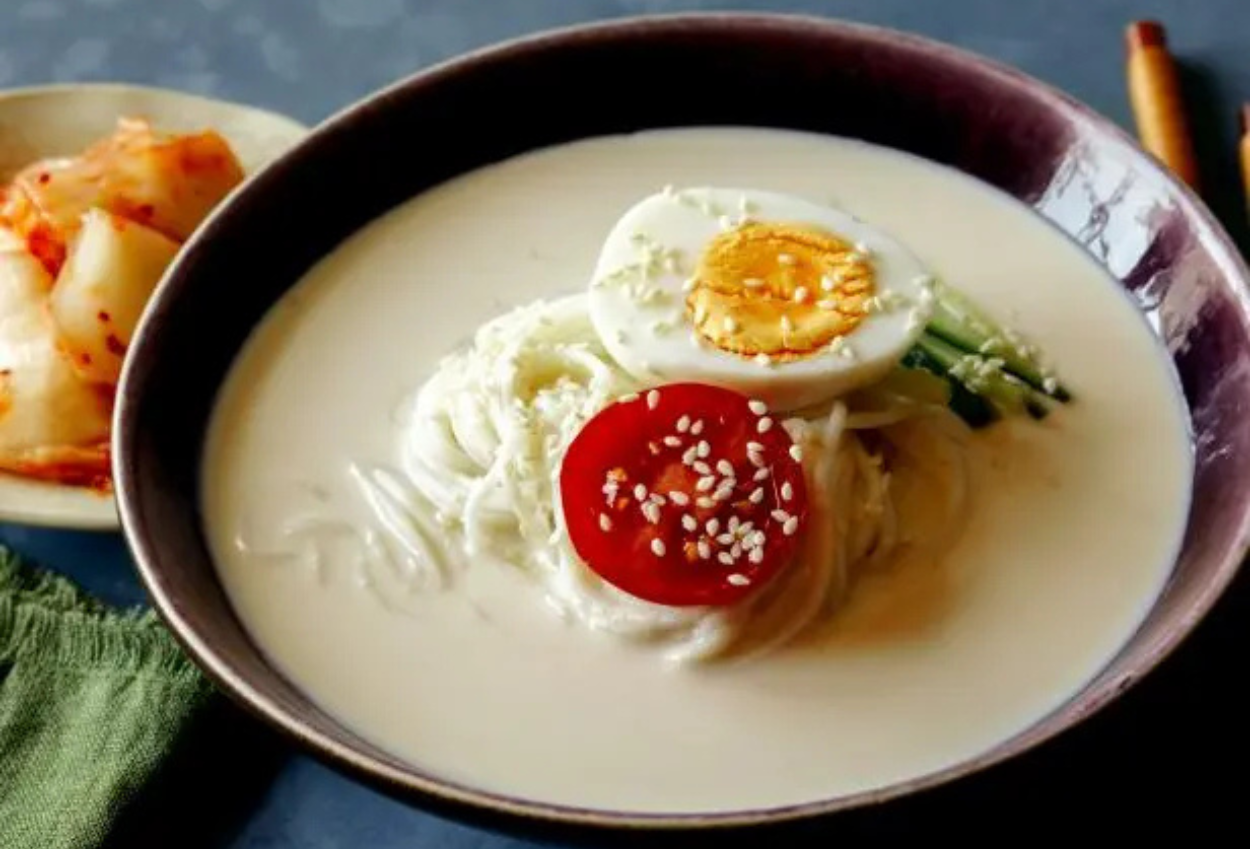 Kongguksu Mi Dingin Khas Korea yang Menyegarkan dengan Kaldu Kedelai