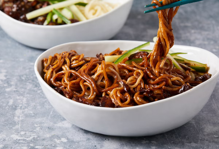 Mengenal Jjajangmyeon, Hidangan Mie Korea dengan Saus Kedelai Hitam