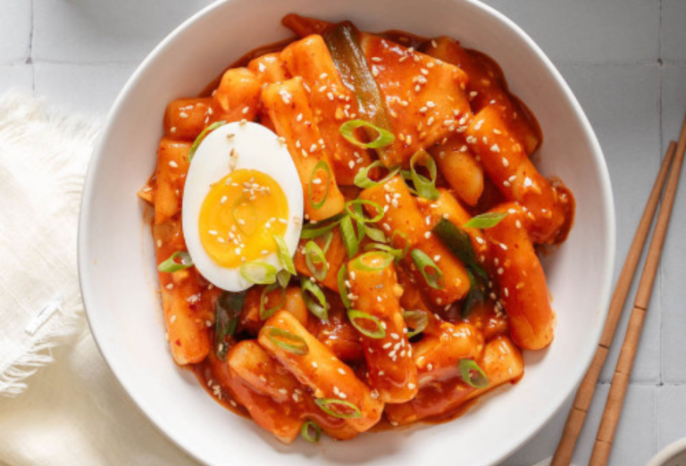 Mengenal Tteokbokki, Street Food Korea Pedas Manis yang Mendunia