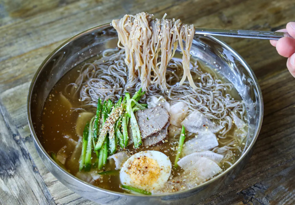 Naengmyeon, Mie Dingin Khas Korea yang Menyegarkan dan Populer Saat Musim Panas