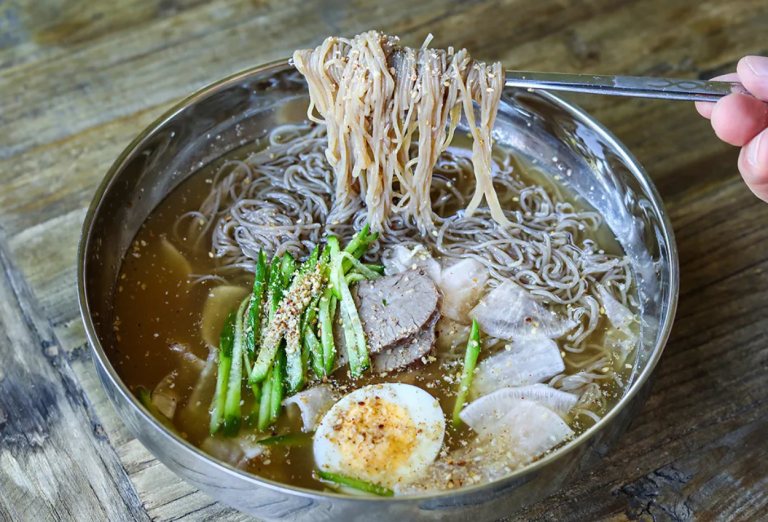 Naengmyeon, Mie Dingin Khas Korea yang Menyegarkan dan Populer Saat Musim Panas
