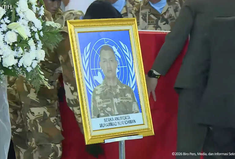 Pangdam Udayana Serahkan Bantuan Rumah untuk Keluarga Serka Ichwan yang Gugur di Lebanon