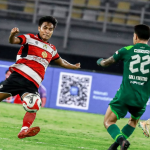 Persebaya vs Madura United 1-2 Sapeh Kerrab Amankan Tiga Poin Krusial