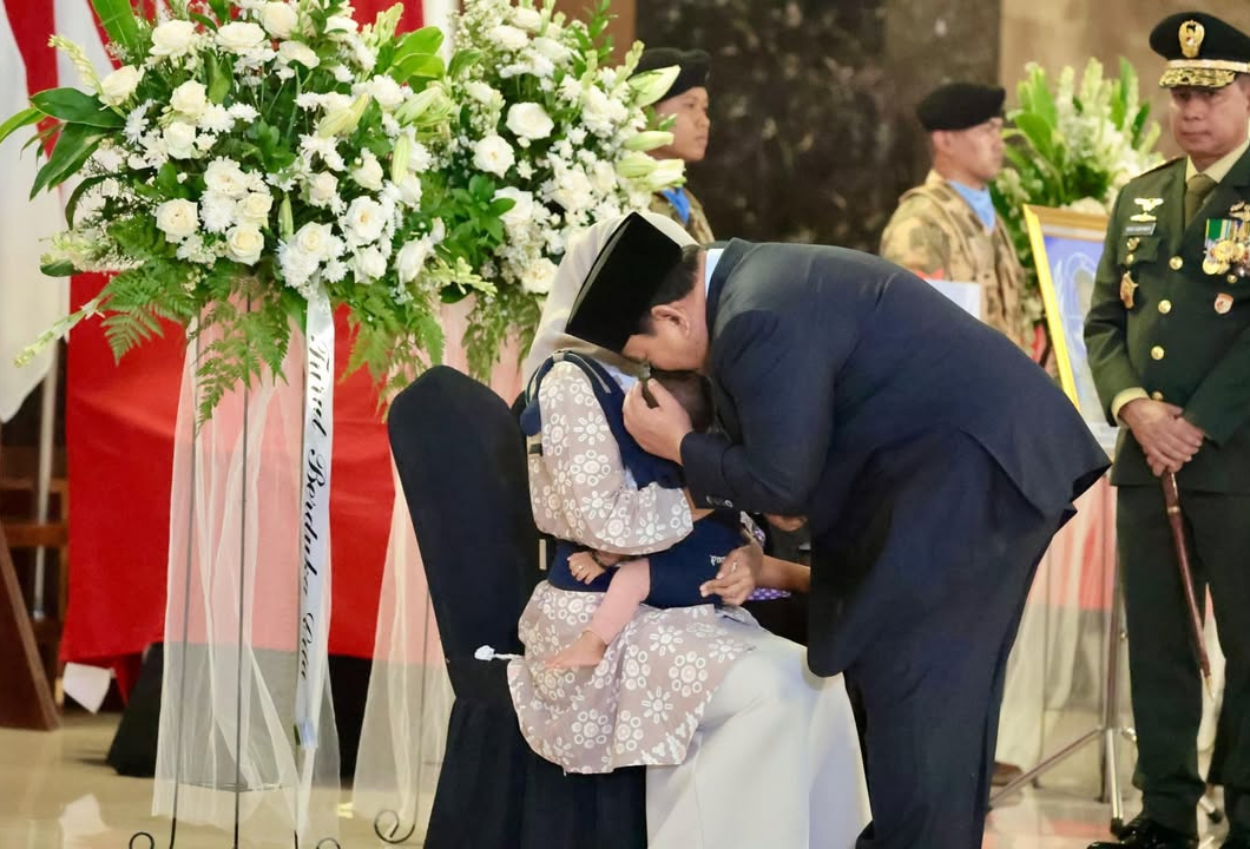 Prabowo Cium Kening Bayi Putra Prajurit TNI Gugur di Lebanon