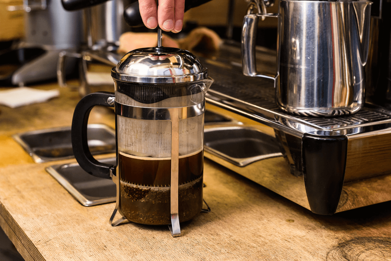 Cara Menyeduh Kopi dengan French Press: Panduan Praktis untuk Pecinta Kopi