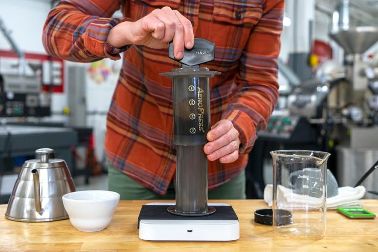 Aeropress-Brew-Stir-1-1_64895926-7db9-41c0-98cb-03f0331ad2b9
