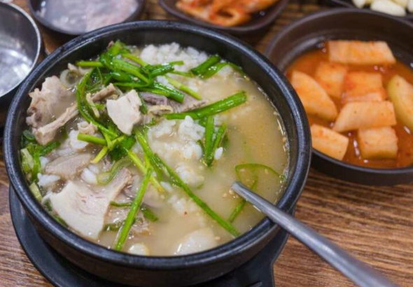 Dwaeji Gukbap Sup Babi Tradisional yang Menggugah Selera dari Korea