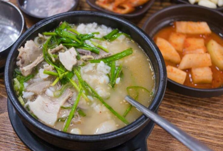 Dwaeji Gukbap Sup Babi Tradisional yang Menggugah Selera dari Korea