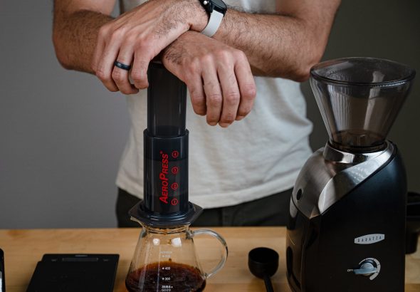 Slow_pressing_the_aeropress-min