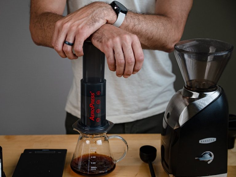 Slow_pressing_the_aeropress-min