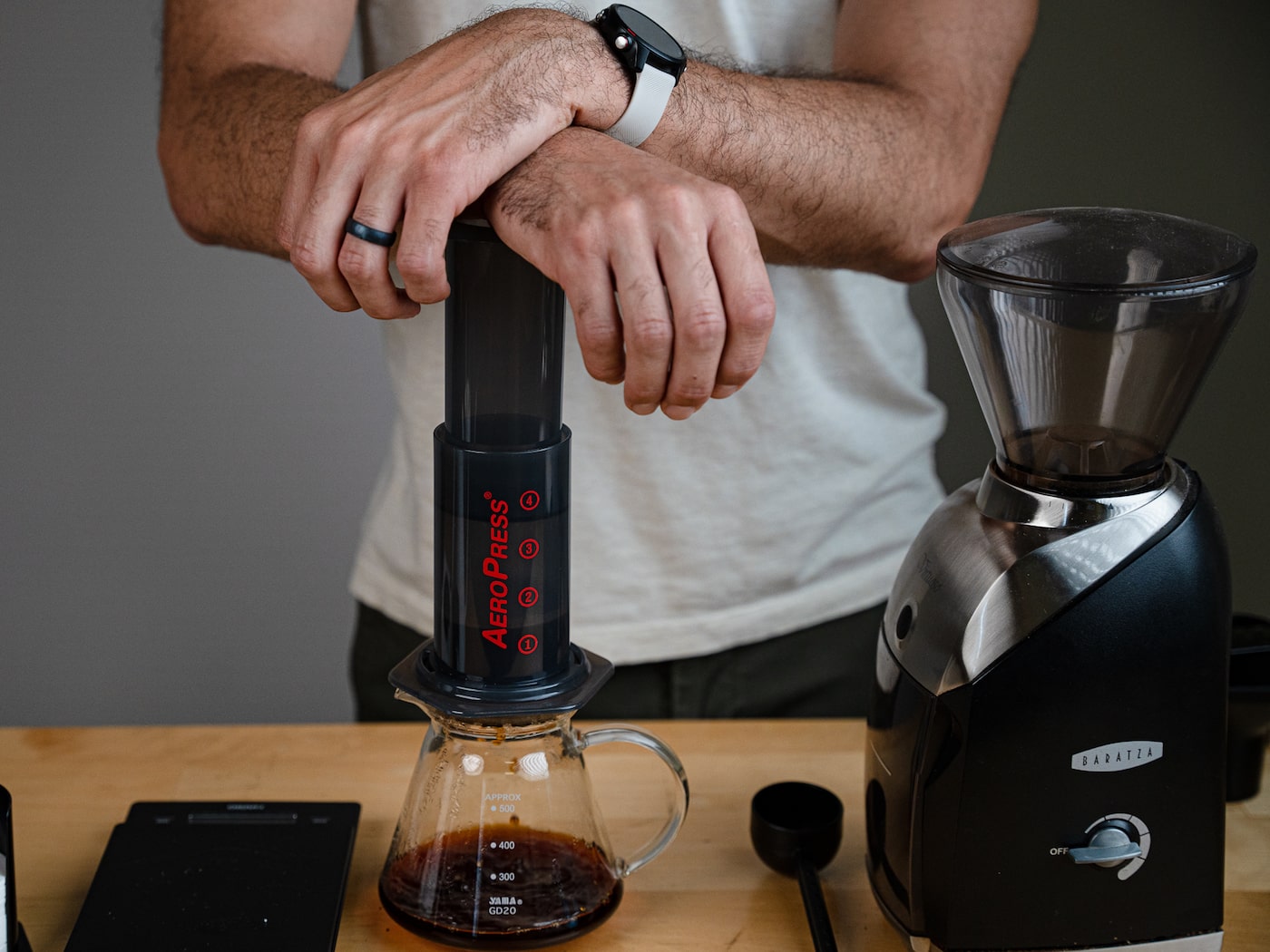 Slow_pressing_the_aeropress-min