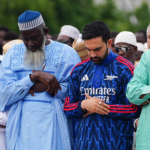 Zohran Mamdani Curi Perhatian saat Salat Iduladha dengan Gamis Arsenal