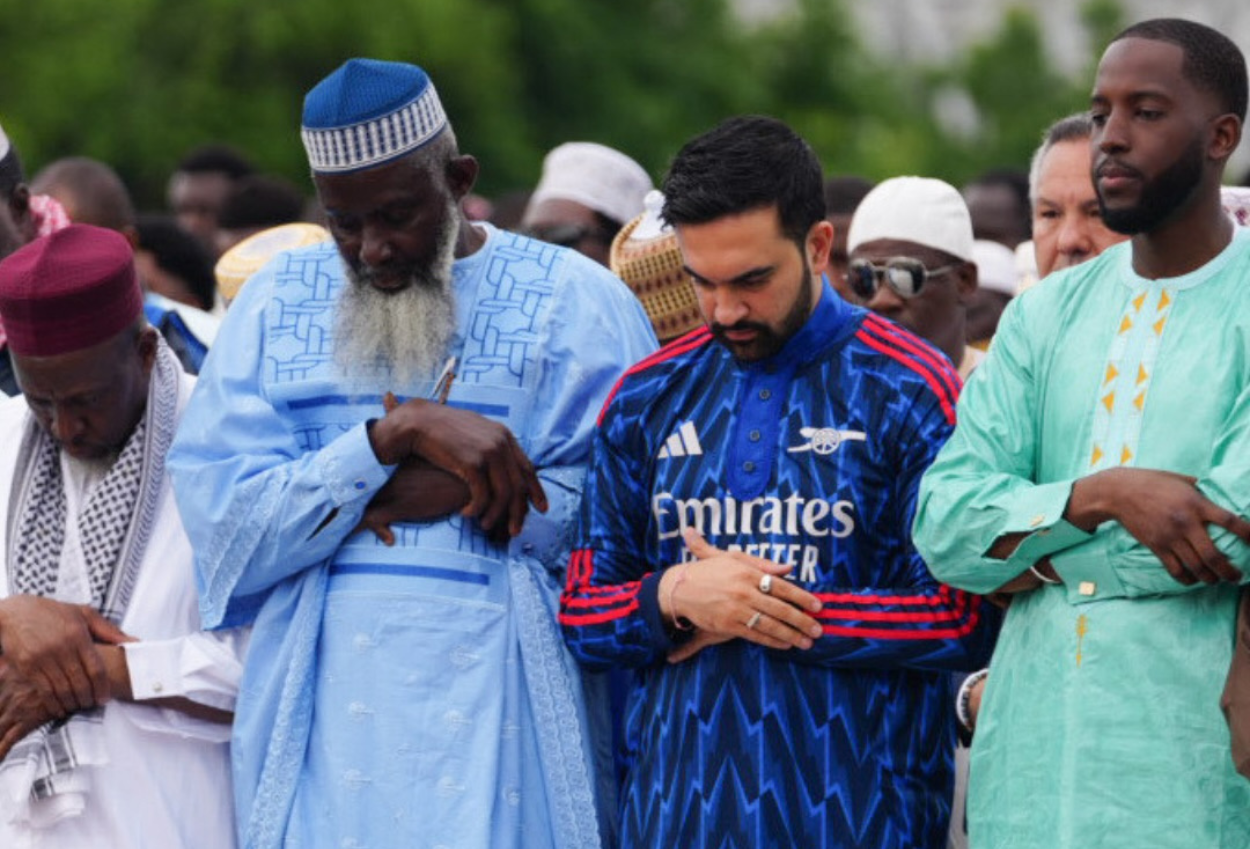 Zohran Mamdani Curi Perhatian saat Salat Iduladha dengan Gamis Arsenal