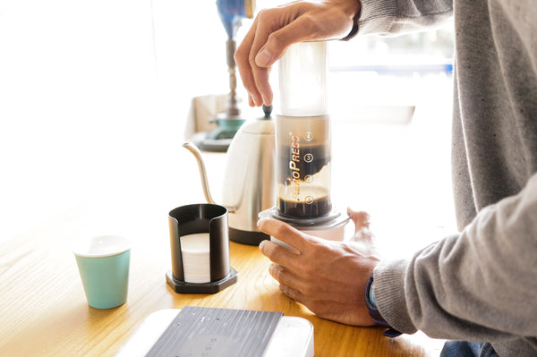 Perbedaan Steeping dan Pour Over Coffee, Mana yang Cocok untuk Pecinta Kopi?