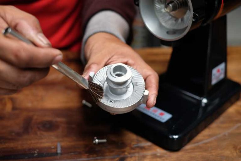 Grinder Kopi Kotor? Ini Cara Membersihkan agar Kopi Tetap Enak